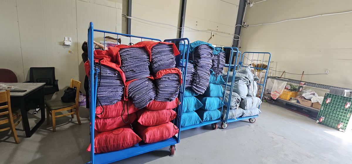 다채로운 세탁물 카트